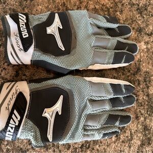 Mizuno Finch Gloves in Black and Gray